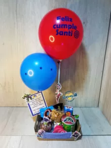 Desayuno sorpresa para niños menu Encantado con figuras del salón de la justicia y globos rojo marcado y globo azul