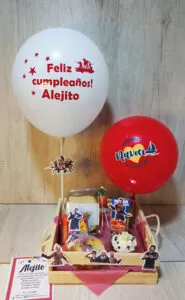 Desayuno sorpresa para niños, menú Mago Merlín con decoración de globos y figuras de videojuegos