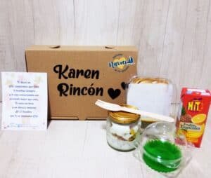 Desayunos sorpresa personalizados en caja de cartón con jugo, sandwich, parfait y gelatina